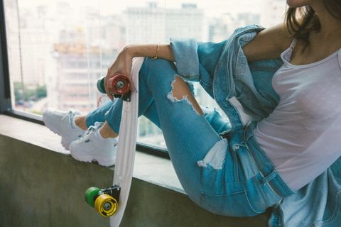 坐在窗边拿着巡洋舰板的女人