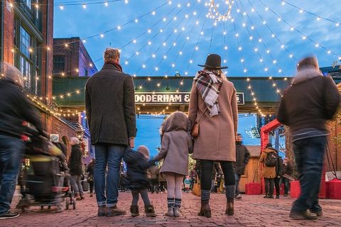 一家人手牵手合影