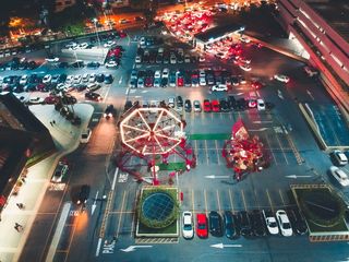 车满为患的停车场和狂欢节游乐设施的航空摄影