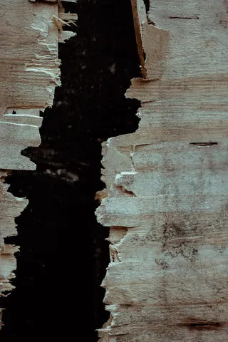 破损的棕色木墙
