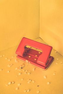 带纸屑的红色2孔打孔机