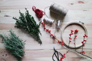 槲寄生放在灰色和红色的线旁边