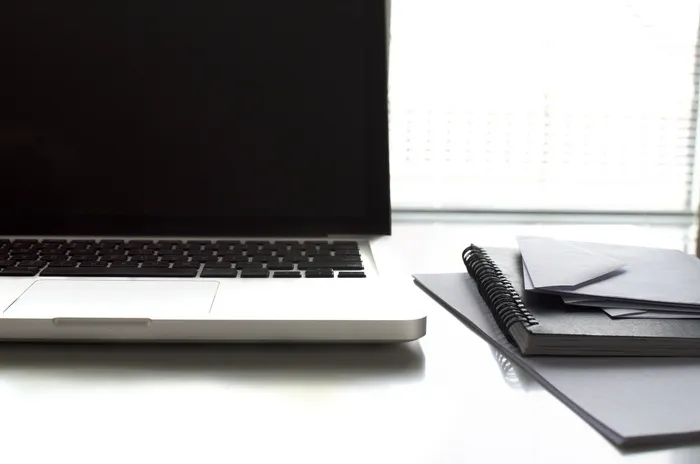 macbook、pro、table、busy、home、desk、paper、笔记本电脑