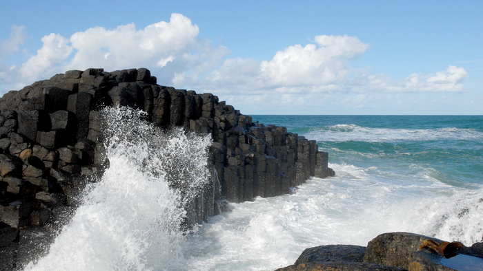 海岸、波涛汹涌的大海、暴风雨、大风、大海、水、运动、陆地
