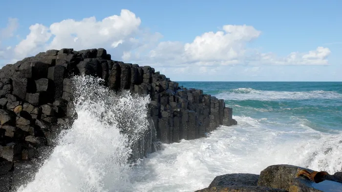 海岸、波涛汹涌的大海、暴风雨、大风、大海、水、运动、陆地