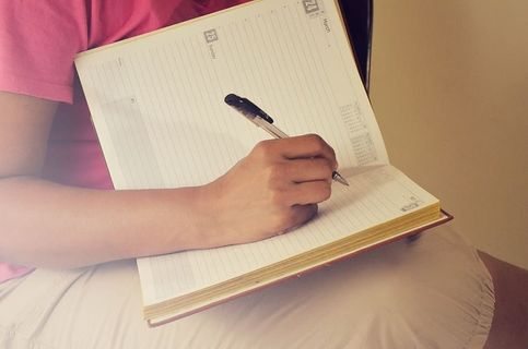 做笔记的年轻女子