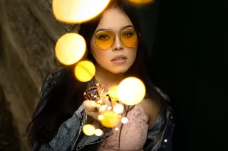 拿着灯串的女人