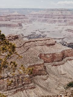 白天白云下形成的褐色岩石