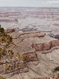 白天白云下形成的褐色岩石