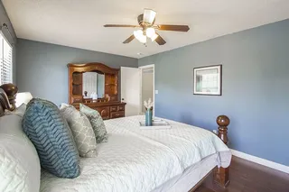 明亮的卧室内部