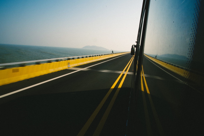 在两条黄线道路上行驶的车辆