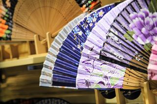 特写，照片，各色手扇，瓷器，扇子，图案，中国风，工艺品