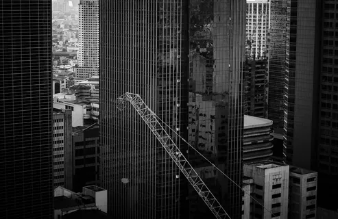 高层建筑的灰度照片 高层建筑的灰度照片