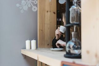 坐在窗边喝咖啡的女孩