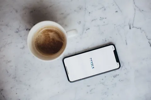 打开空间灰色Iphone X显示Pexels应用程序