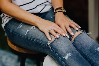 特写时尚细节-时尚年轻女性