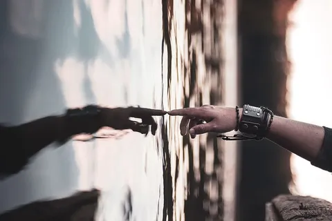 人接触水体的选择性聚焦摄影