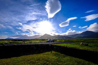 道路、车辆、景观、山脉、农业、动物、沥青、云