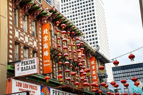 红色的中国纸灯笼悬挂在建筑物附近 红色的中国纸灯笼悬挂在建筑物附近