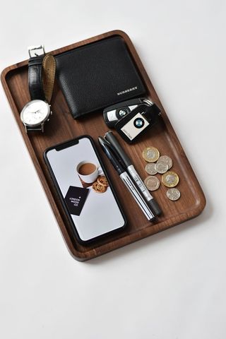 两个黑色和银色的宝马fob托盘