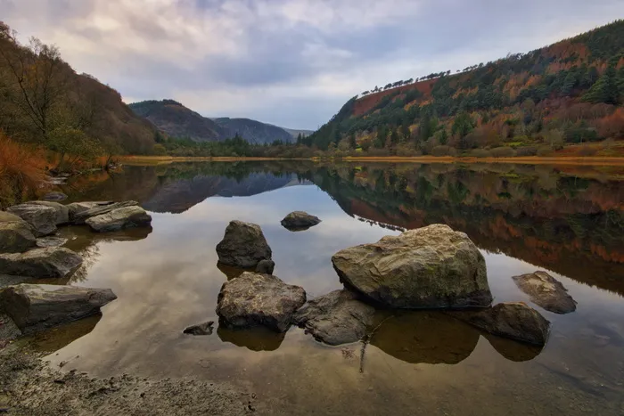 白色天空下有岩石的水体