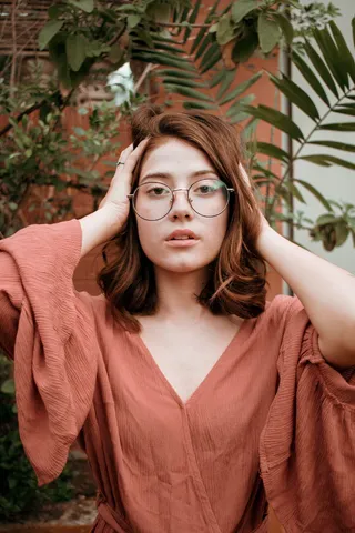 穿着棕色上衣的女人