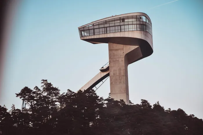 棕色混凝土建筑