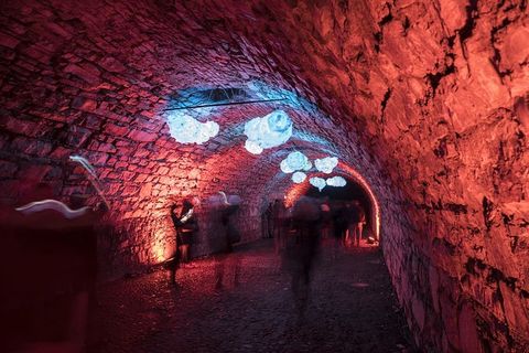 意大利布雷西亚，布雷西亚城堡，灯节，隧道，平移，效果，红色