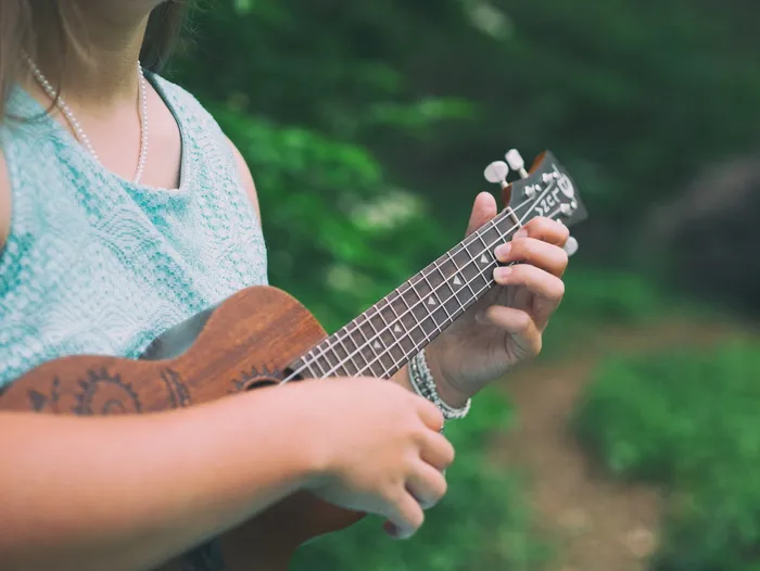 女人，演奏，四弦琴，户外，人，女孩，音乐，乐器