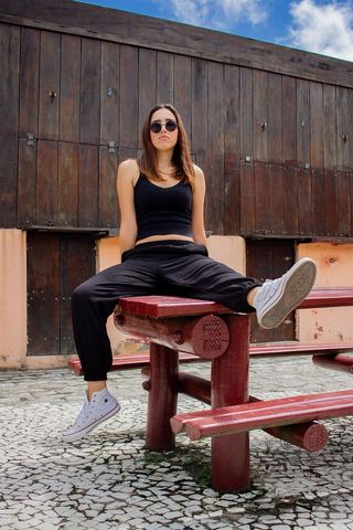 坐在野餐桌上的女人