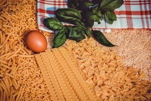 面条、意大利面、通心粉、gobbetti、mafaldine、farfalle、orzo、生的