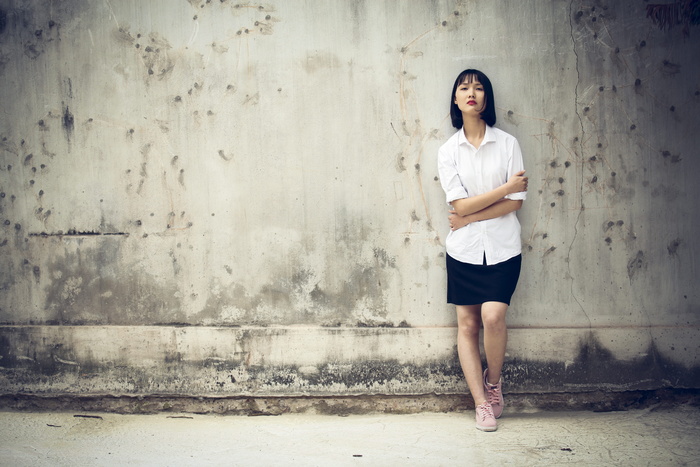 站在墙边的女人