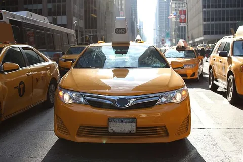 纽约市繁忙道路上的黄色出租车 纽约市繁忙道路上的黄色出租车