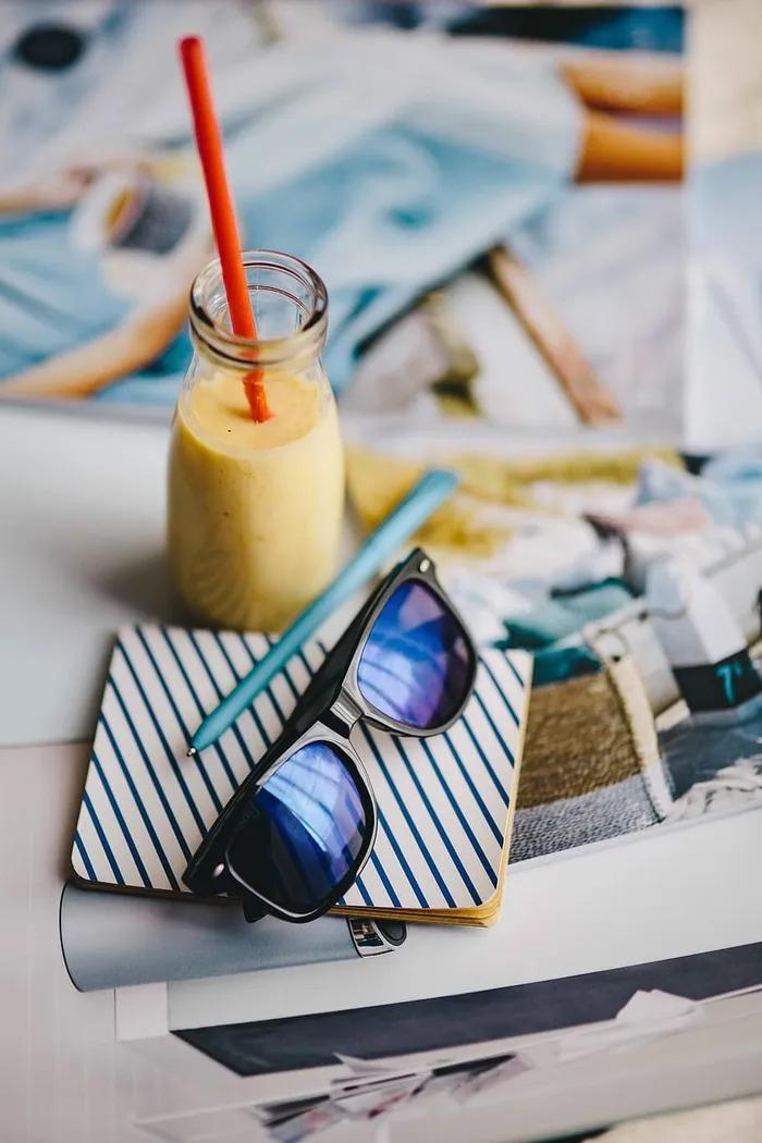 健康奶昔，小瓶装，吸管和太阳镜