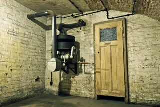 房间内的黑色和灰色金属机器