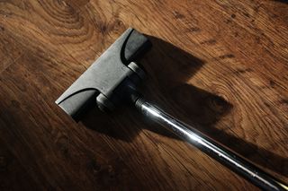 吸尘器，吸尘，清洁，清洗，清理，木质材料，桌子，无人