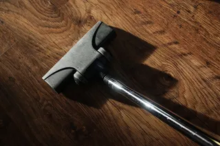 吸尘器，吸尘，清洁，清洗，清理，木质材料，桌子，无人