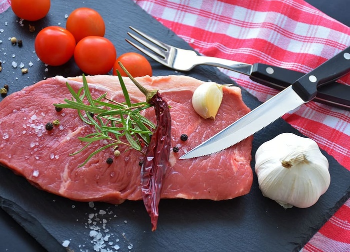 生的，肉，洋葱，辣椒，西红柿，牛排，羊肉，牛肉