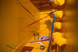 带橡皮筋的塑料手的艺术装置