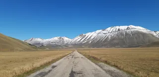翁布里亚、山谷、卡斯特卢西奥、上游、矢量、山脉、道路、雪