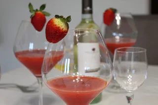 酒精、饮料、饮料、鸡尾酒、玻璃杯、高脚杯、水果、植物