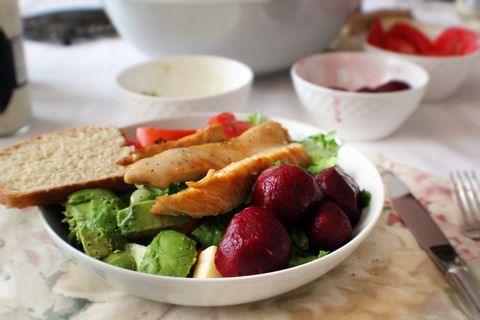 沙拉，晚餐，晚餐，鸡肉，甜菜，生菜，面包