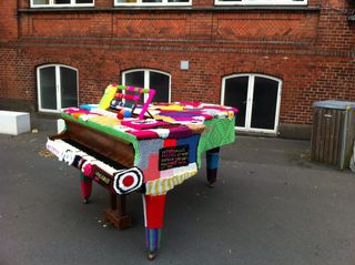 大钢琴，工艺品，钩针大钢琴，建筑外观，建筑，建筑结构，城市，街道