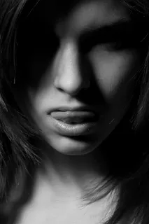 女人伸出舌头的灰度照片 女人伸出舌头的灰度照片
