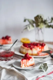 白盘子上的草莓派