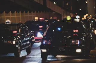 道路上的车辆、汽车、汽车、交通工具、车辆、车轮、机器、警车