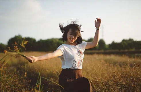 女孩,微笑,微笑,快乐,田野,花朵,植物,阳光 女孩,微笑,微笑,快乐,田野,花朵,植物,阳光