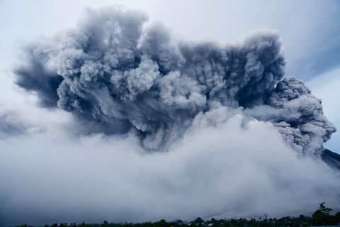 喷发火山、火山灰云、云、多云、日光、戏剧性、地质活动、自然