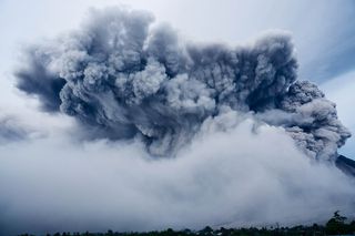 喷发火山、火山灰云、云、多云、日光、戏剧性、地质活动、自然