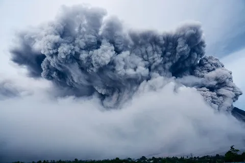 喷发火山、火山灰云、云、多云、日光、戏剧性、地质活动、自然 喷发火山、火山灰云、云、多云、日光、戏剧性、地质活动、自然
